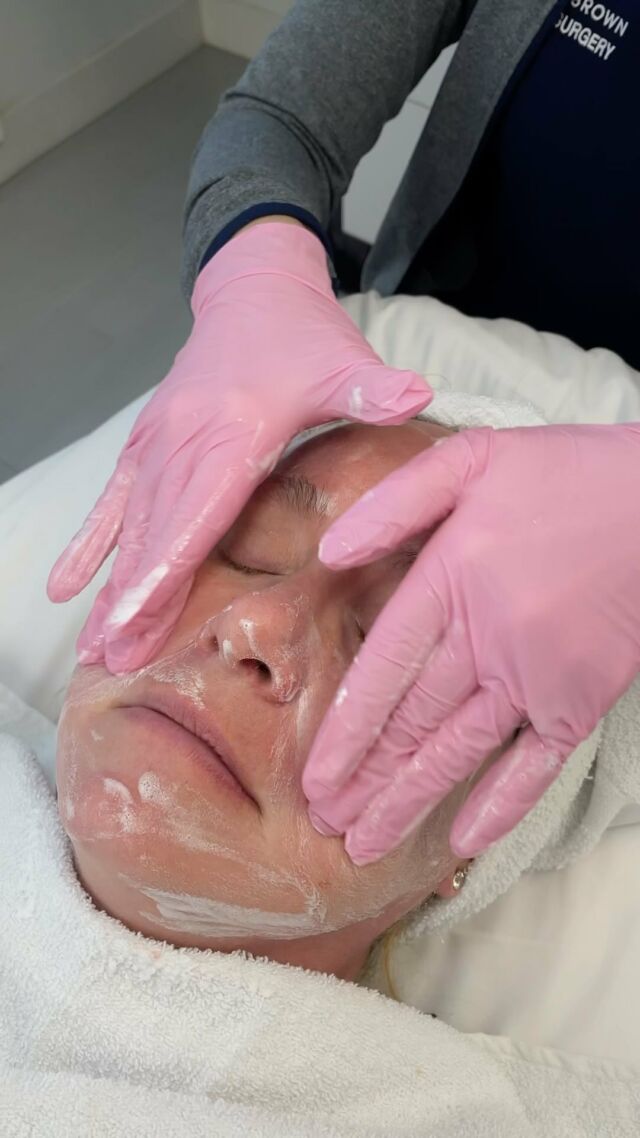 ✨Dermaplane✨
An exfoliating treatment that sloughs off dead skin and peach fuzz for a glowy and silky smooth face! Great before an event or as an add on to any facial! 
Book your appointment today!
☎️301.215.5955 
•
#dermaplaning #dermaplane #smoothskin #glowingskin #instadaily #instamoment #explorepage